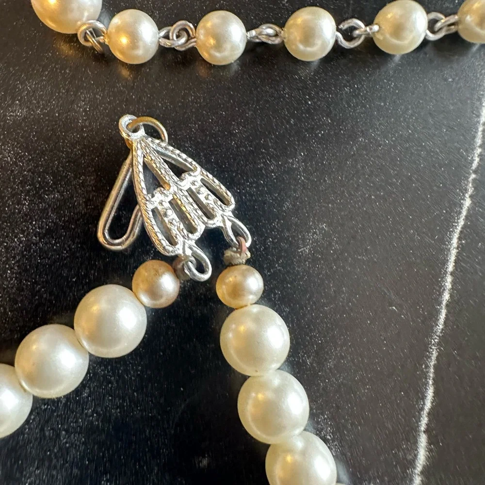 Lot of Vintage Jewelry (10pcs). Necklaces, Chokers, and Earrings. Pre-owned. - Picture 13 of 15